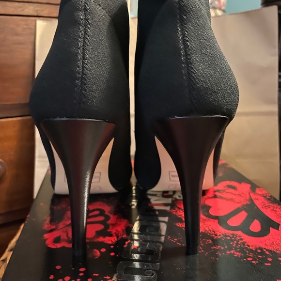 New Fergalicious black booties - Picture 4 of 5